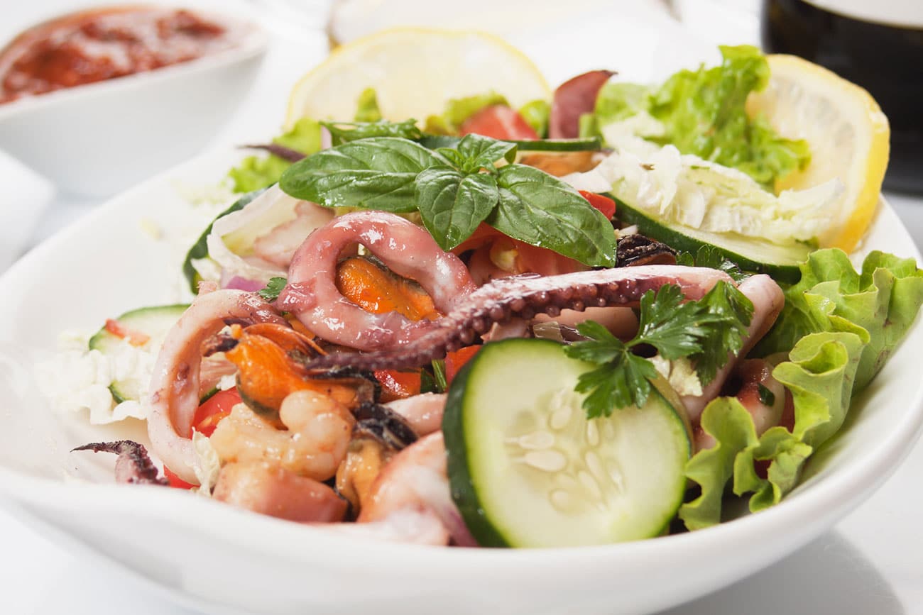 Salade de la mer avec des légumes frais