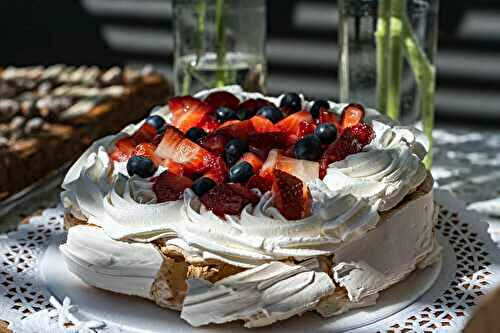 Éblouissez la Famille avec cette Pavlova aux Fruits Rouges et Mascarpone