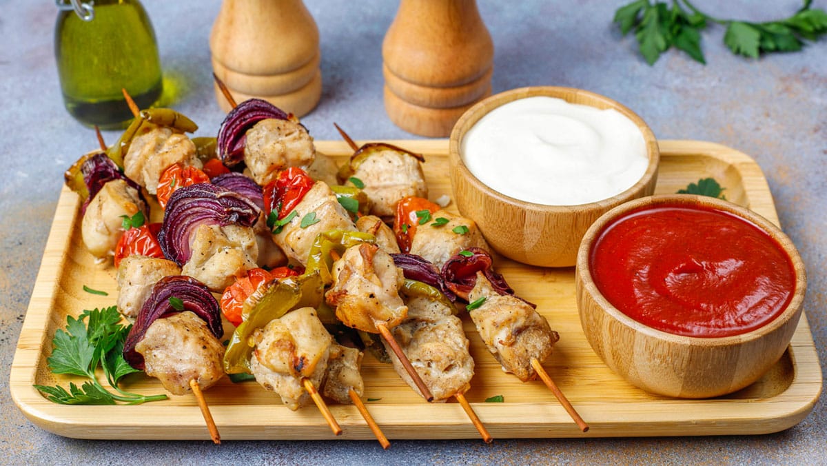 Brochettes de Poulet Marinées au Yaourt et Herbes Fraîches - Recette Facile