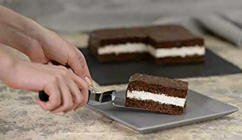 Cake au chocolat fourré à la crème de yaourt