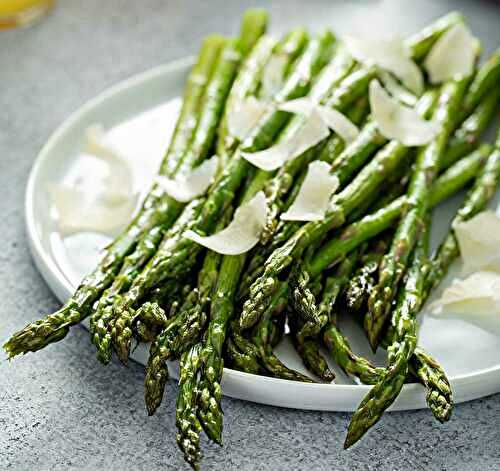 Essayez notre toute dernière création : Asperges Grillées au Parmesan et Noisettes!