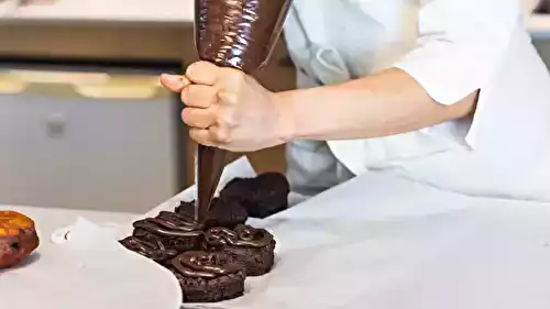 Glaçage au chocolat brillant