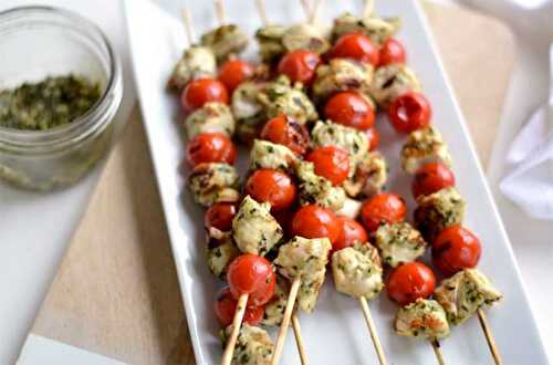 Brochettes de poulet et tomates cerises à la sauce pesto