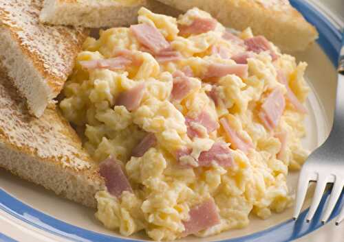 Oeufs Brouillés au Fromage et au Jambon