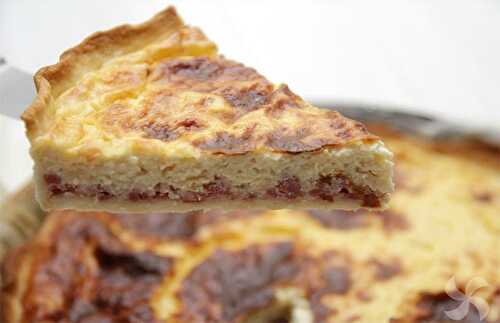 Quiche Lorraine avec saucisse, jambon et fromage