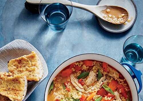 Soupe de poulet aux légumes et pâtes alphabet