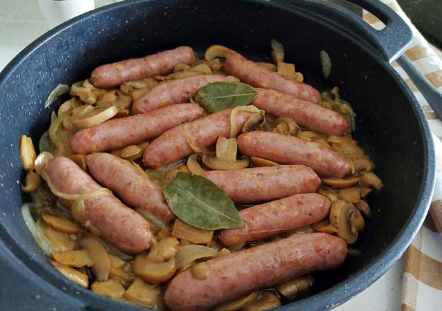 Poêlée de Saucisses aux Champignons