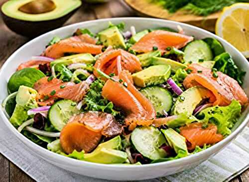Salade fraîche avocat saumon fumé et concombre