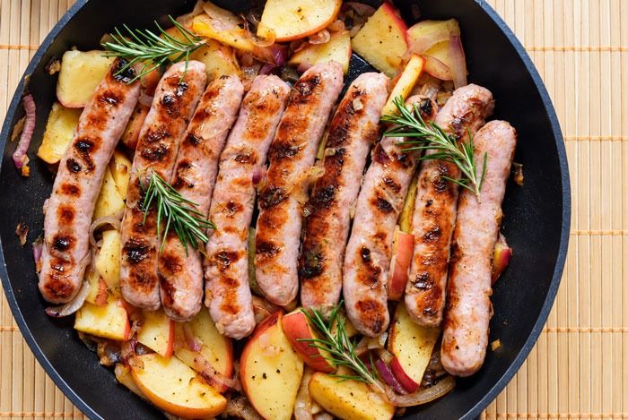 Saucisses Légères aux Pommes Oignons et Romarin