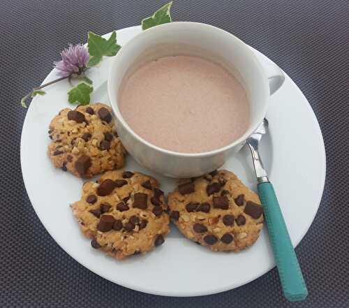 Cookies aux pépites et chunks de chocolat noir et éclats de noisettes et amandes