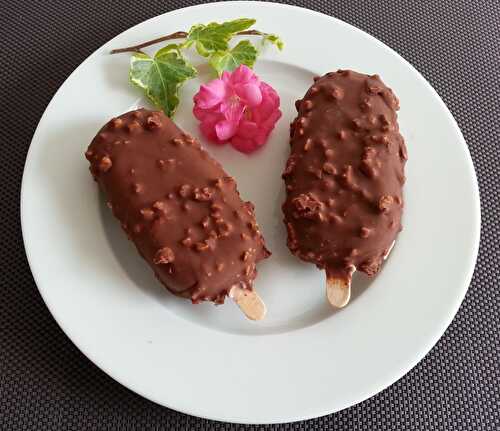 Esquimaux à la crème glacée noisette, enrobés de chocolat au lait et amandes sablées