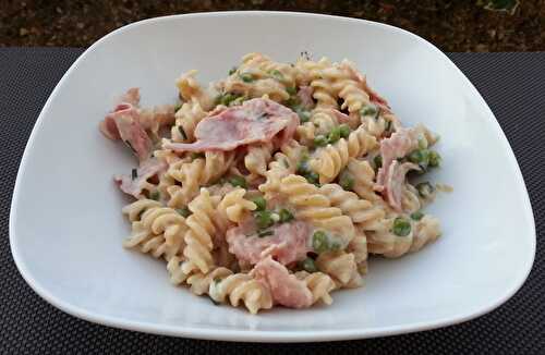 Fusillis au jambon, oignons frits, petits pois, fromage et ciboulette