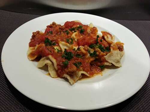 Raviolis à la viande de boeuf et de porc, sauce tomate à la viande