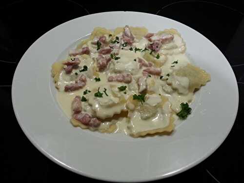 Raviolis au jambon de parme et sauce crémeuse aux lardons