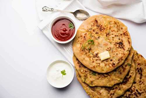 Aloo Paratha - le pain farci avec la purée de pommes de terre.