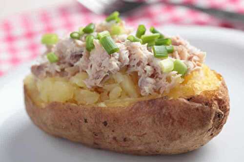 Pommes de terre farcies au thon - un plat léger et facile.