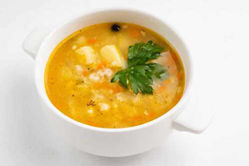 Soupe aux pommes de terre poireaux et orge - un délice des légumes.