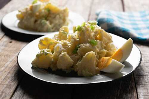 Salade de pomme de terre avec mayo, oeufs et oignon : la recette facile de l’entrée de plat.