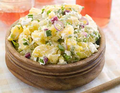 Salade de pommes de terre avec oignon de printemps et mayonnaise