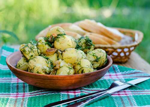 Salade de pommes de terres à l’aneth et couenne : la meilleure entrée pour votre plat.