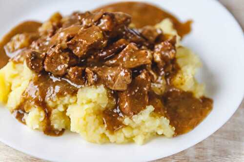 Purée de pommes de terre avec sauce et boeuf stroganoff : un vrai délice.