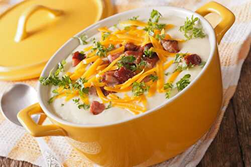 Savoureuse soupe aux pommes de terre épaisse avec bacon et cheddar
