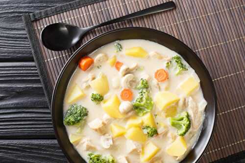 Soupe de pommes de terre avec champignon brocoli et carottes : une délicieuse soupe crémeuse pour le dîner.