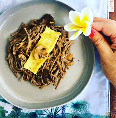 Nouilles de Soba aux champignons et à l’omelette Thaï (nouilles de sarrasin)