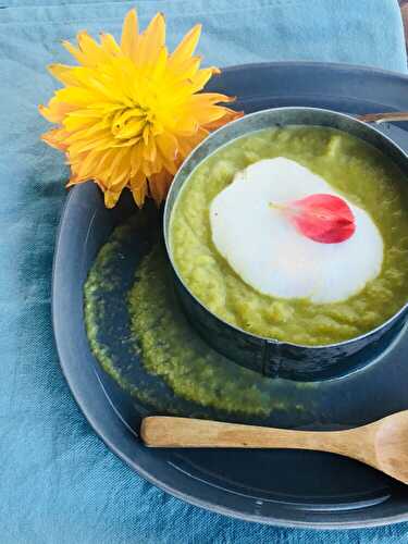 Oeuf poché sur velouté d’asperges et granola au parmesan