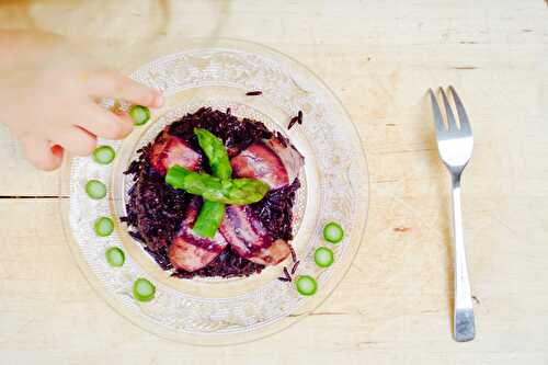 Risotto de riz noir, pointes d’asperges et magret fumé