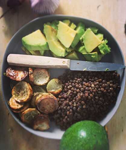 Salade patate douce rôtie au thym, lentilles, avocat et vinaigrette à l’ail