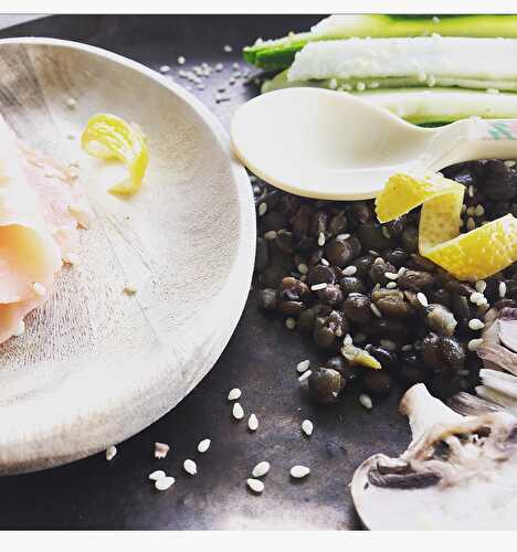 Tagliatelles de courgettes crues, champignons et lentilles au saumon fumé- vinaigrette citron-ail et sesame