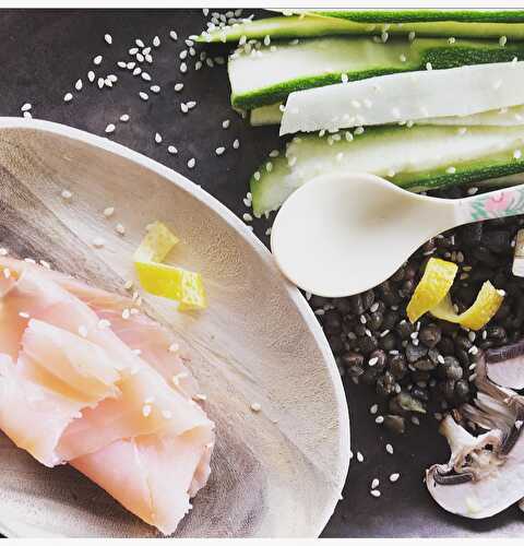 Tagliatelles de courgettes crues, champignons et lentilles au saumon fumé – vinaigrette citron, ail et sésame.