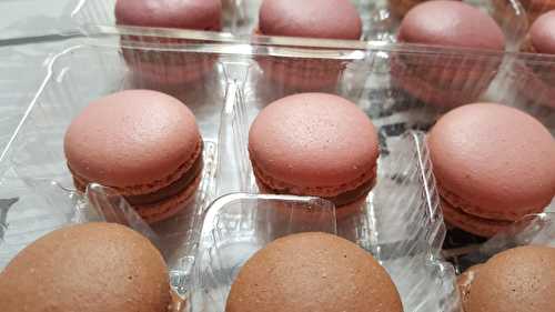 Assortiments de mini macarons à la ganache toute légère au chocolat