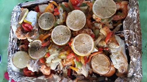 Barquette de filet de cabillaud et crevettes, aux deux citrons et petits légumes