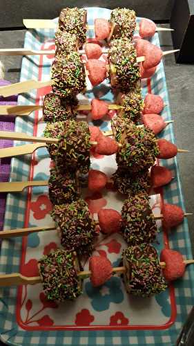 Brochettes de bananes chocolatées et bonbons fraise