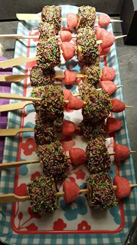 Brochettes de bananes chocolatées et bonbons fraise