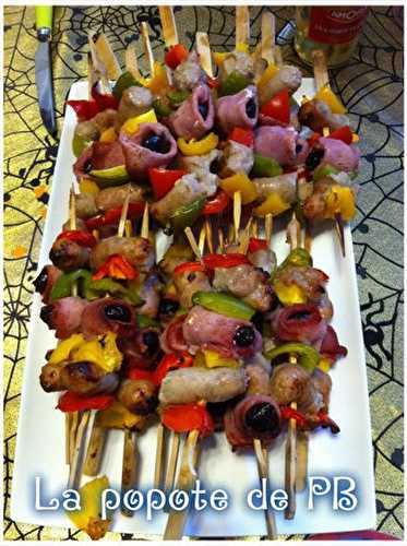 Brochettes de chipo, pruneaux au bacon et poivrons tricolores