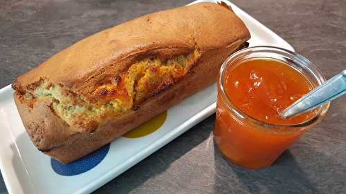 Cake à la confiture d'abricots, crème d'amandes et pralines roses