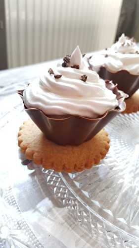 Corolle de chocolat au lait garnie de meringue à l'italienne et de grué de cacao sur son sablé au gingembre