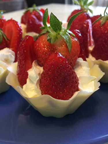 Corolle de chocolat blanc, chantilly et fraises