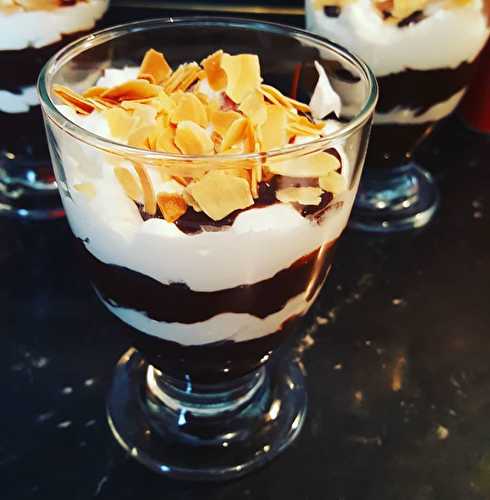 Crème dessert au chocolat, chantilly à la noisette et amandes effilées grillées