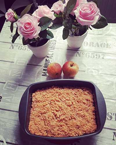 Crumble aux pommes et biscuits de Reims roses au Cake Factory