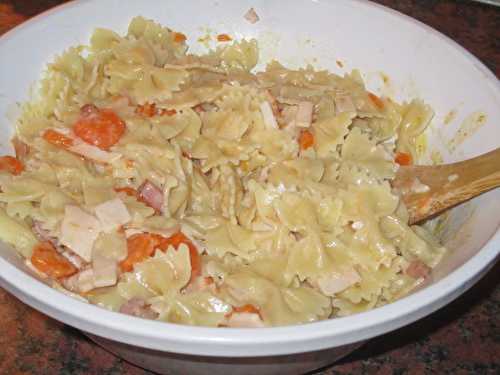 Farfalle aux carottes, lardons, blancs de poulet à la crème