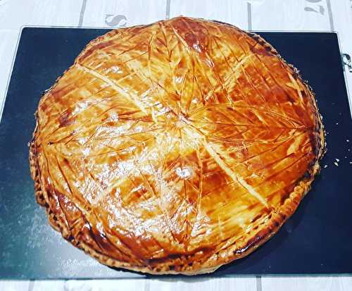 Galette des rois frangipane, crème de marrons vanillée, éclats de marrons glacés et pépites de chocolat