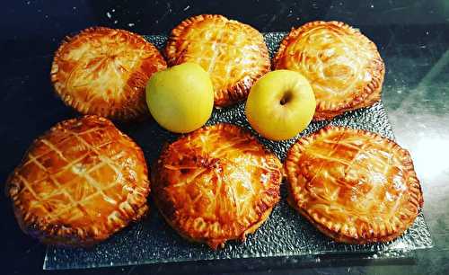 Galettes des rois, crème frangipane, pommes fondantes et caramel au beurre salé