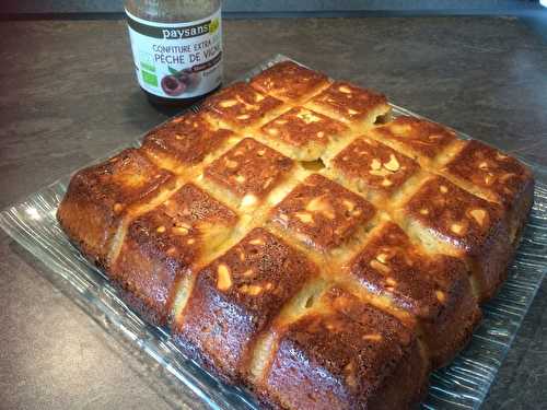 Gâteau à la confiture de pêche de vigne, amandes effilées et pêches