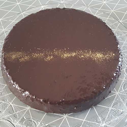 Gâteau au chocolat et glaçage au chocolat