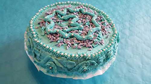 Gâteau d'anniversaire zébré bleu et blanc à la vanille, chantilly mascarpone