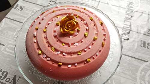 Gâteau entremets mousse de framboises, insert crémeux à la vanille sur génoise à la pistache